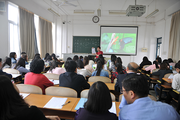 崔金涛老师正在上课