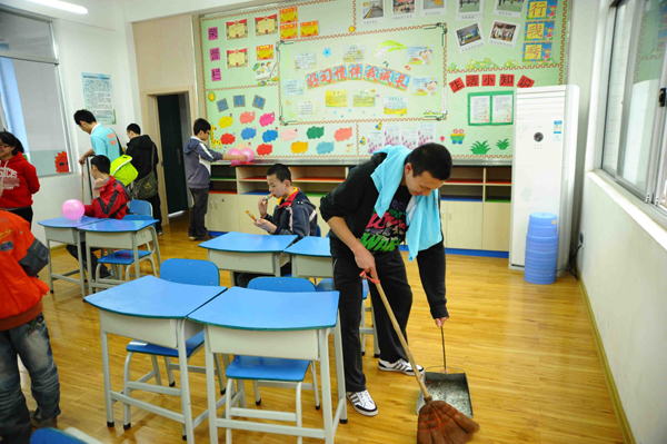 大学生志愿者帮助打扫教室