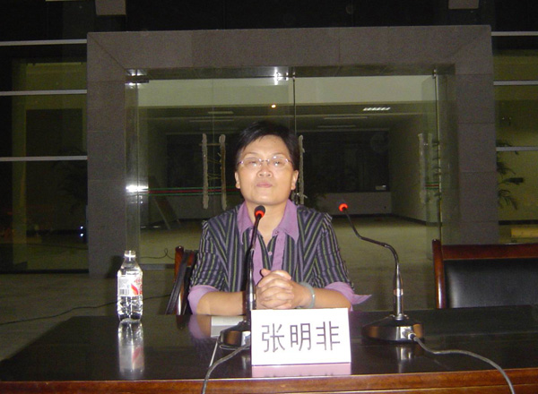 张明非教授在为新生作报告。