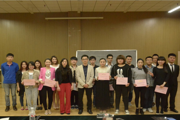 评委为获奖选手颁奖