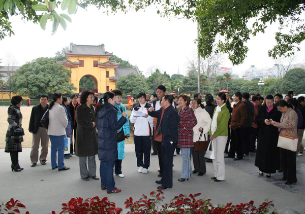 王城神韵述当年：校友在文旅学院导游队同学的带领下参观校园。