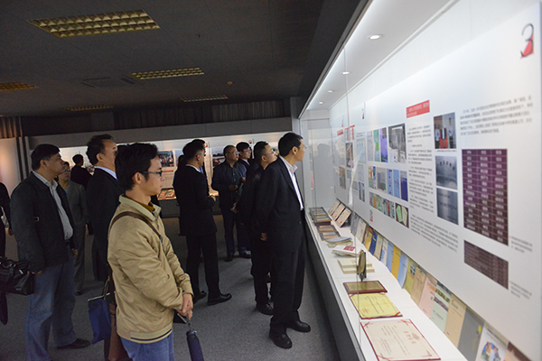 与会人员参观教师教育成就展