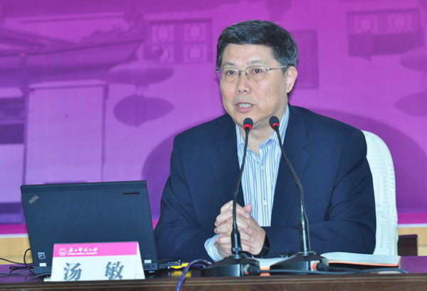 闭幕主题会议上，国务院参事汤敏围绕“如何利用互联网 思维做好乡村教育”主题发言