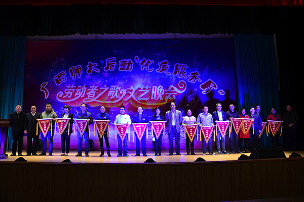 与会嘉宾为获得“先进班组”奖项的单位颁奖