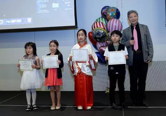 博士生导师、诗词专家、加拿大诗词学会创会会长沈家庄教授与获奖者合影.jpg