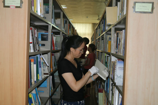 图书馆职工暑假忙搬迁.jpg
