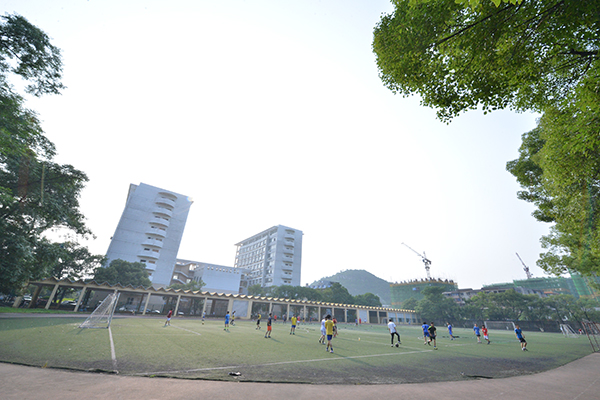 校园内的足球爱好者在踢球