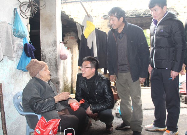 体育学院分团委老师和2012级体育教育专业同学看望“五保户”老人