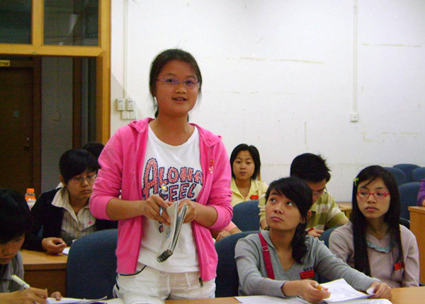 黄思思同志表态：“学科学，重实践，精专业，重技术”。