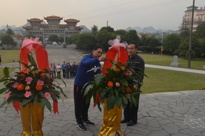 1.向英烈敬献花篮.JPG