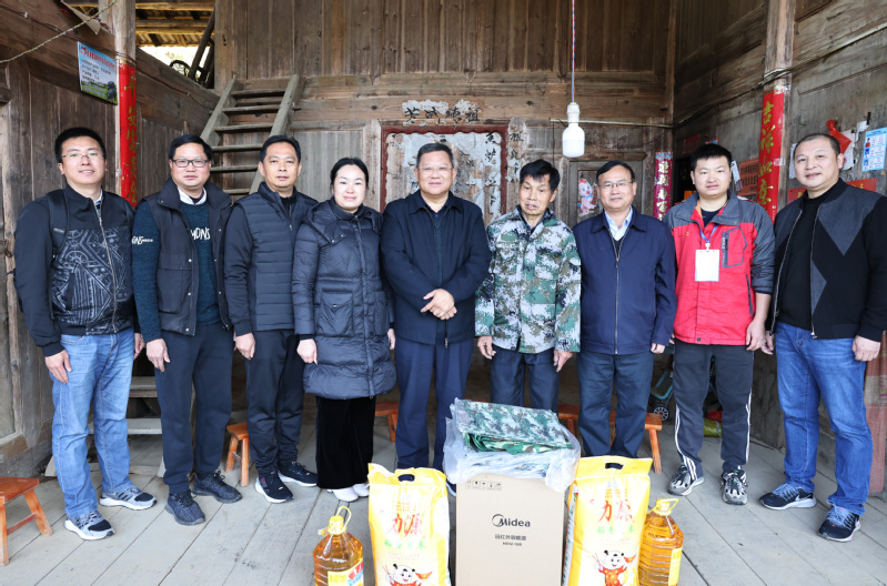 校领导开展过渡期监测对象和脱贫户帮扶联系工作