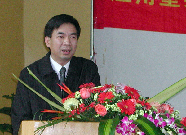 梁宏校长在仪式上发言。