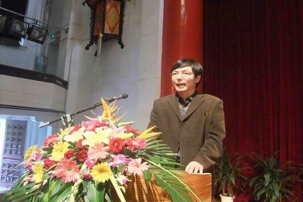 李传起副校长主持开学典礼