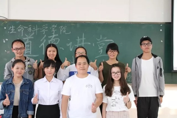 工作人员与何老师合影留念.jpg