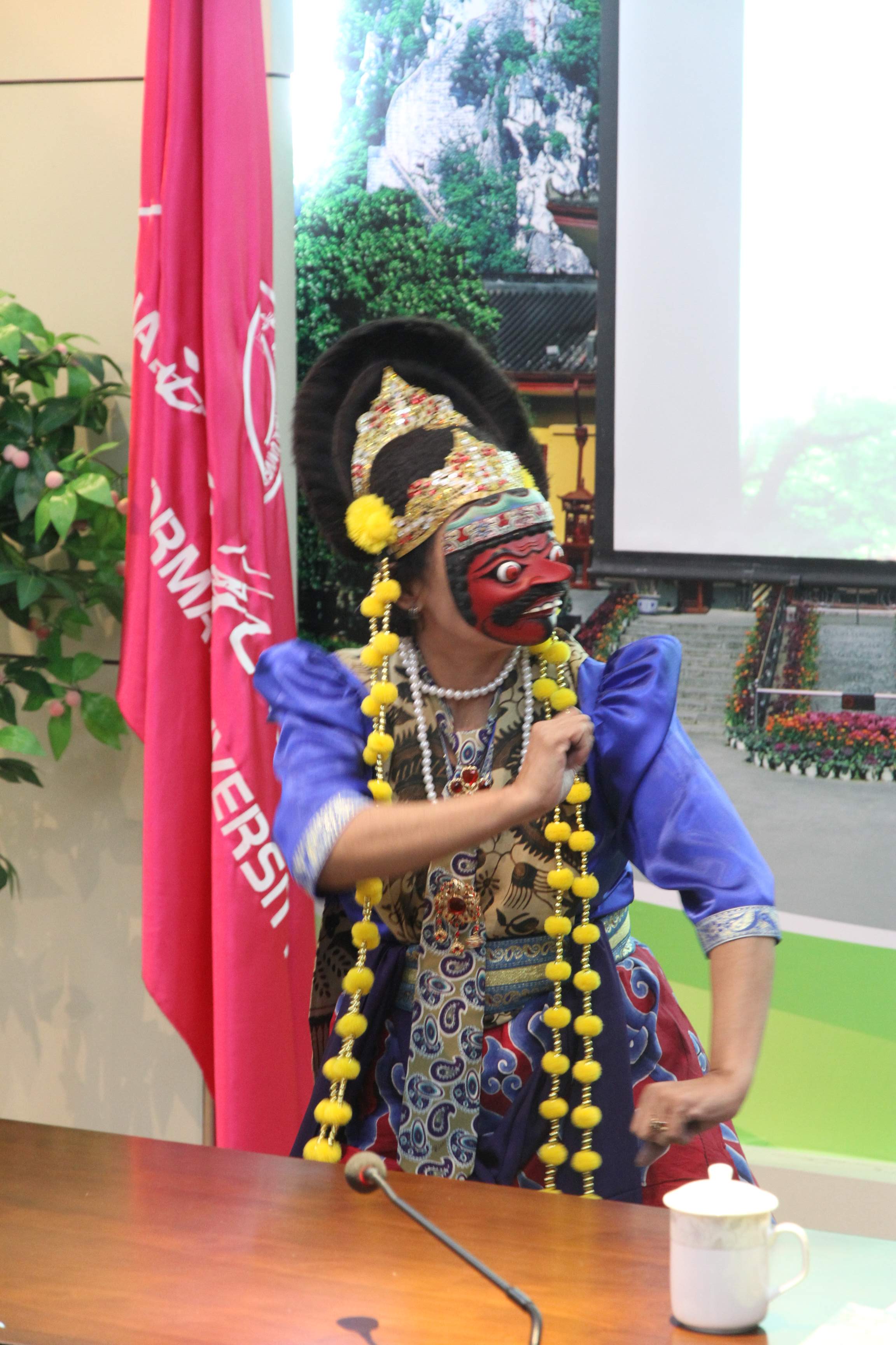 印尼师范大学代表团舞蹈教师现场表演面具舞