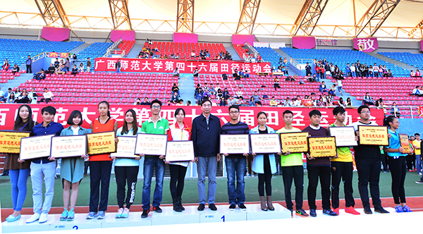 校长梁宏为体育道德风尚奖获得集体颁奖 （大学生通讯社 罗钰茹                    </div></div>
                                <!--新闻内容结束-->

                                <div class=