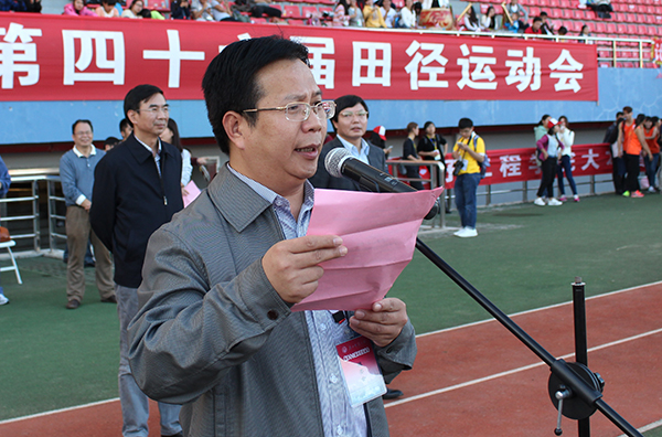 副校长覃卫国主持闭幕式 （宣传部 王董  摄）