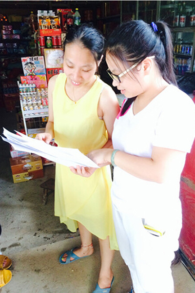 队员给村民普及党的十八大精神