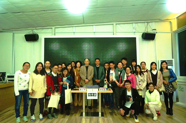 讲座结束后，陈子善老师与黄伟林老师、工作人员、读者合影
