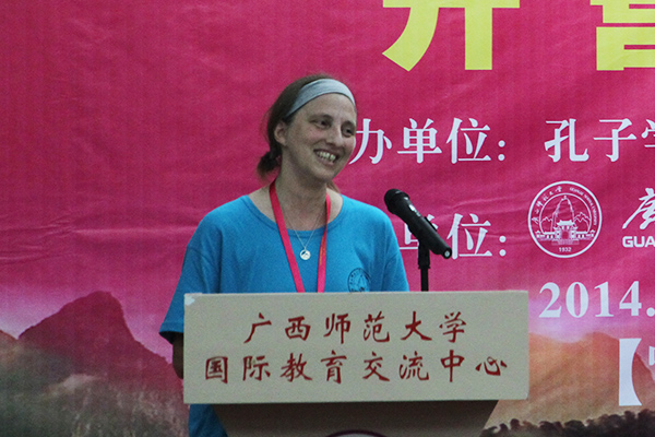 领队老师代表KathrynLynnScherfenberg女士发言