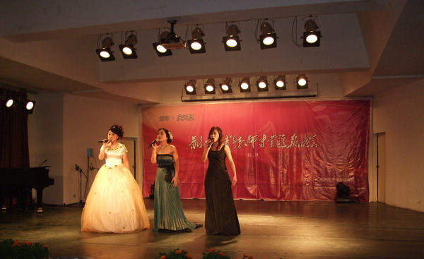 青年教师们在演唱