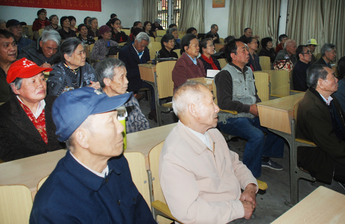 老同志们认真听讲座.jpg