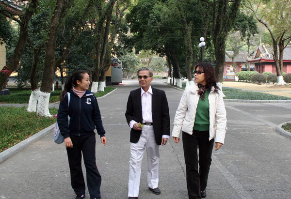 郑苏先生和沈春华女士在我校社                    </div></div></article>
                    </div>
                    <div id=
