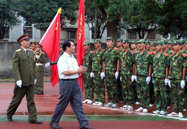 校党委书记陈大克检阅军训队伍。
