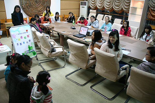 阅读姐姐志愿者培训 老师示范如何讲故事(图书馆 杨颖 摄)