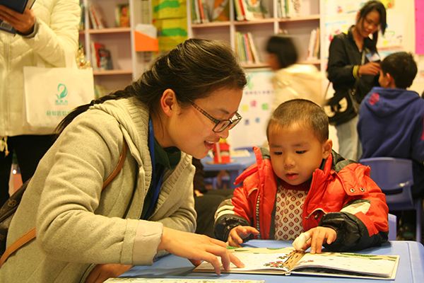 活动现场:阅读姐姐耐心为孩子讲故事