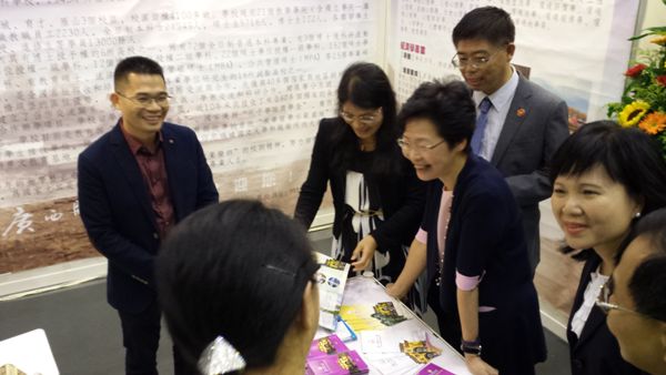 香港特区政务司司长林郑月娥与我校招生负责人亲切交流