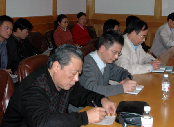 受评院系负责人在认真听取、记录评估专家组的反馈意见。