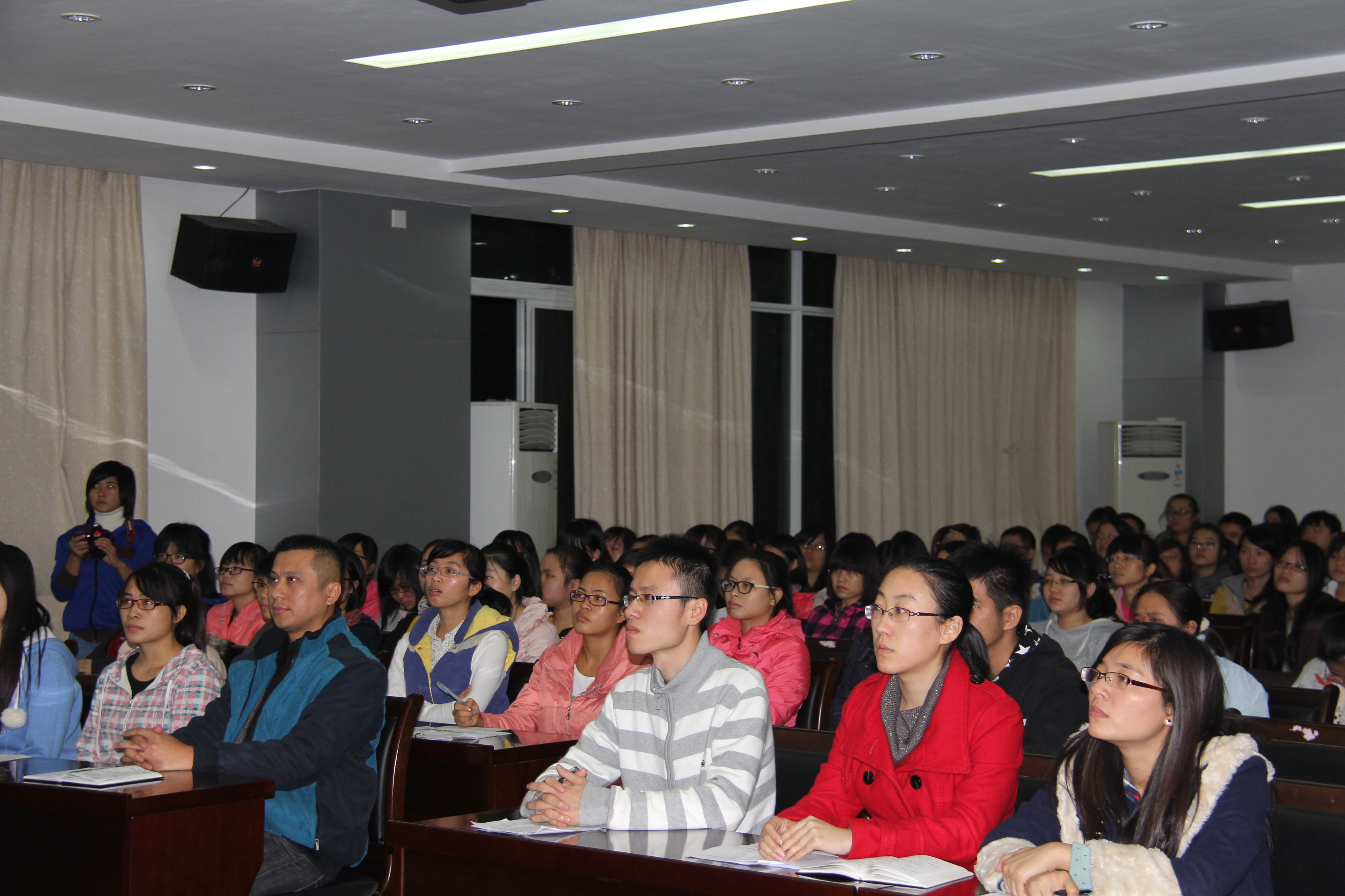 师生们认真收看视频