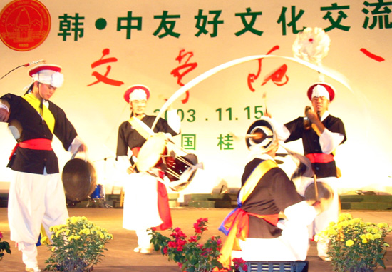 图为韩国大佛大学艺术团正在表演他们的传统农乐舞《三道丰收鼓》。