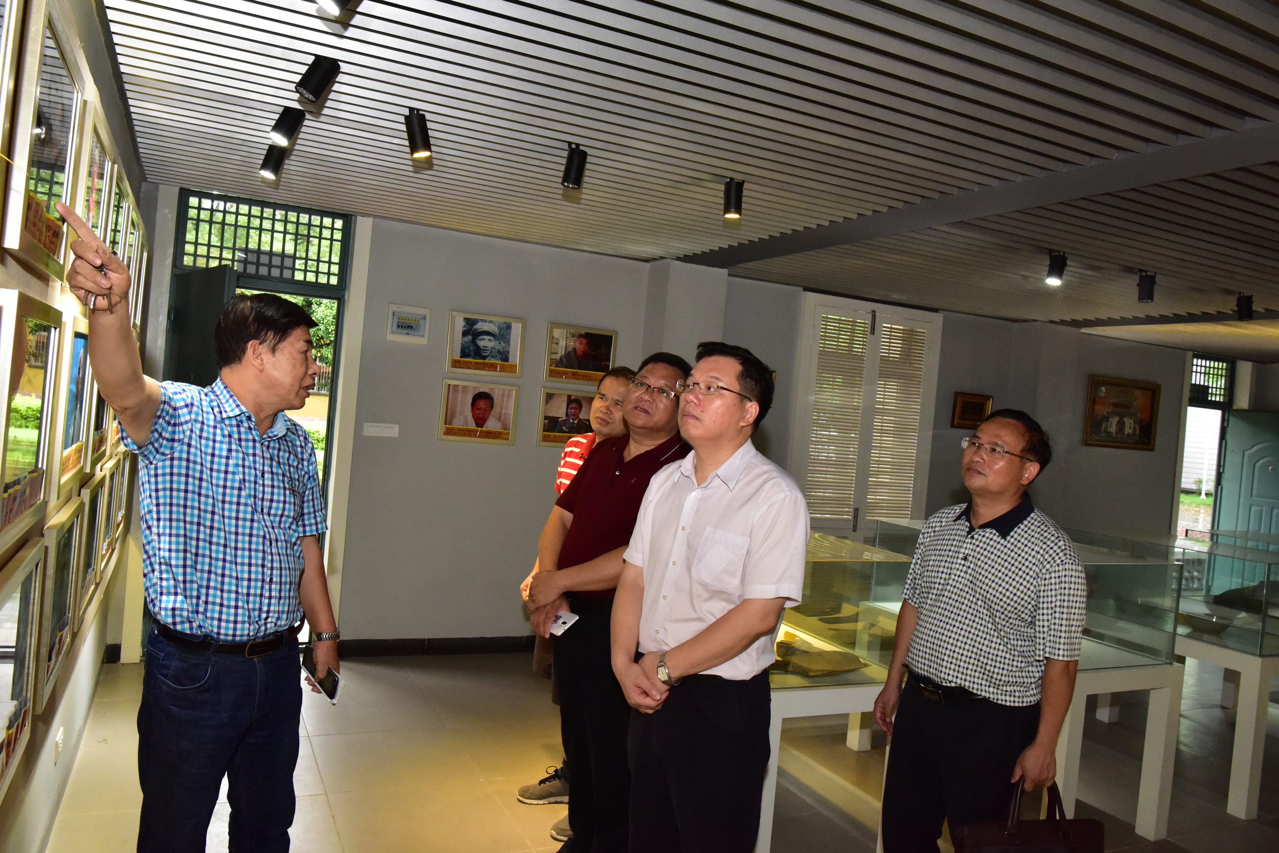 参观学校纪念馆29.jpg
