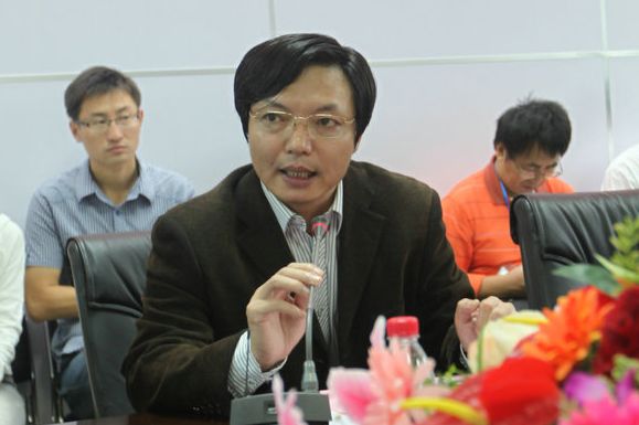 李传起副校长在开班仪式上介绍本次高级研修班的背景及宗旨