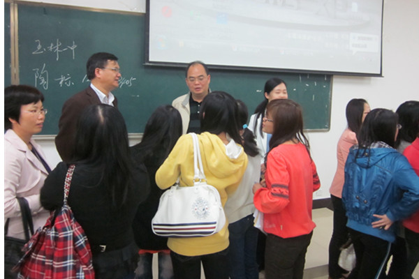 会后校长对学生们答疑