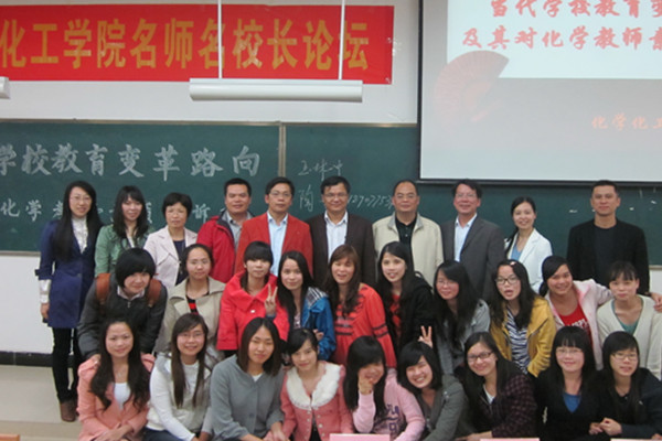 与会嘉宾领导与学生合影留念