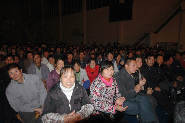 雁山校区建设工人在观看演出