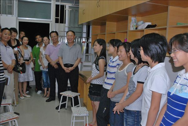 刘健斌副校长走进政治与行政学院的新生宿                    </div></div>
                                <!--新闻内容结束-->

                                <div class=