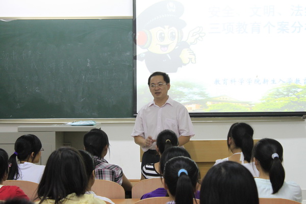 唐仁郭副书记向教育科学学院的新生们表示问候（大学生记者团 艾恒 摄）