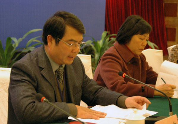 我校党委书记陈大克（左一）在开幕式上致辞