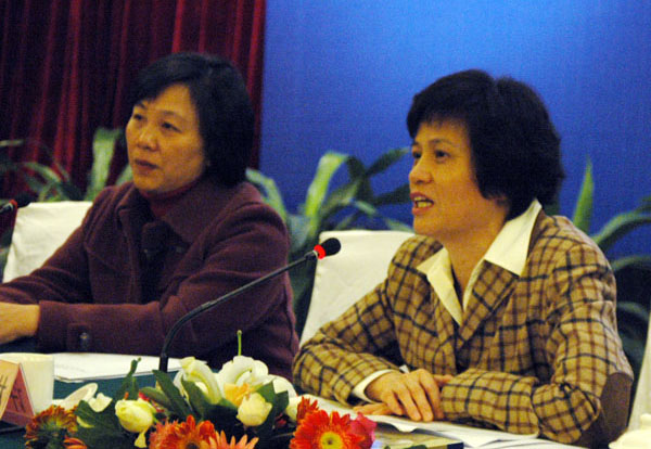 国家汉语国际推广领导小组办公室主任许琳（右一）致开幕辞