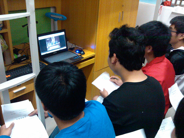 法学院同学们在宿舍学习习总书记讲话精神