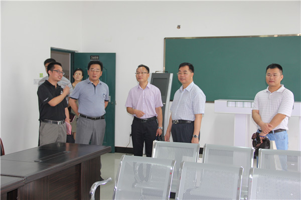 专家组考察学生实训室
