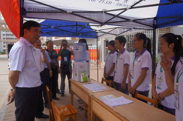校长梁宏对志愿者慰问（奉偲茗 摄）