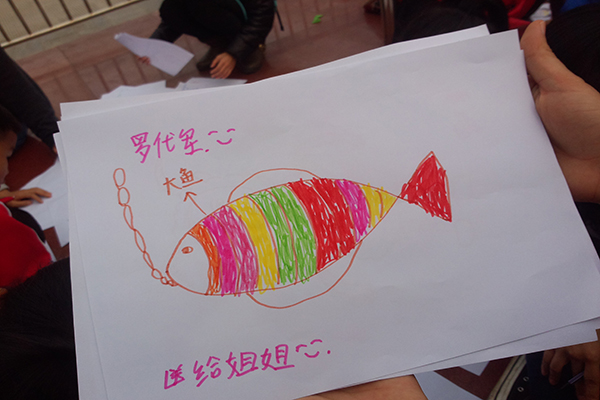 孩子们将自己的作品送给志愿者们，表达欢喜、感激之情