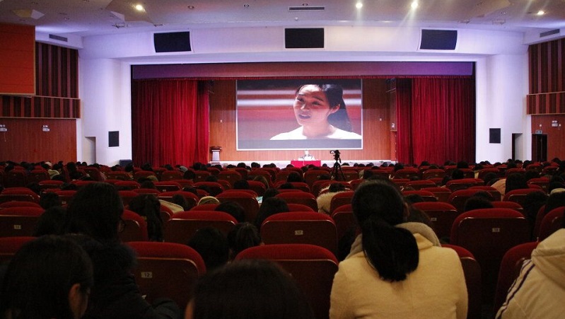 刘晓耕教授与同学们分享解读优秀作品.jpg 刘晓耕教授与同学们分享解读优秀作品.jpg