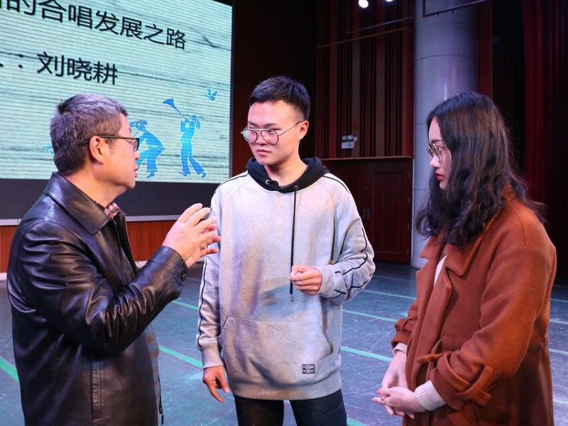 刘晓耕教授耐心解答同学们的疑惑.jpg 刘晓耕教授耐心解答同学们的疑惑.jpg