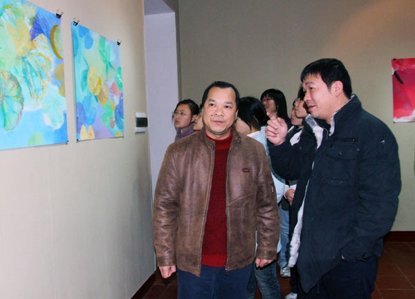 白晓军副校长参观画展。
